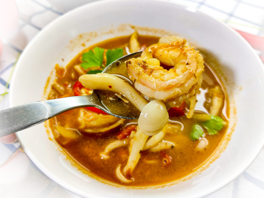 Thajská Tom Yum polévka se shimeji a krevetami, detail lžíce